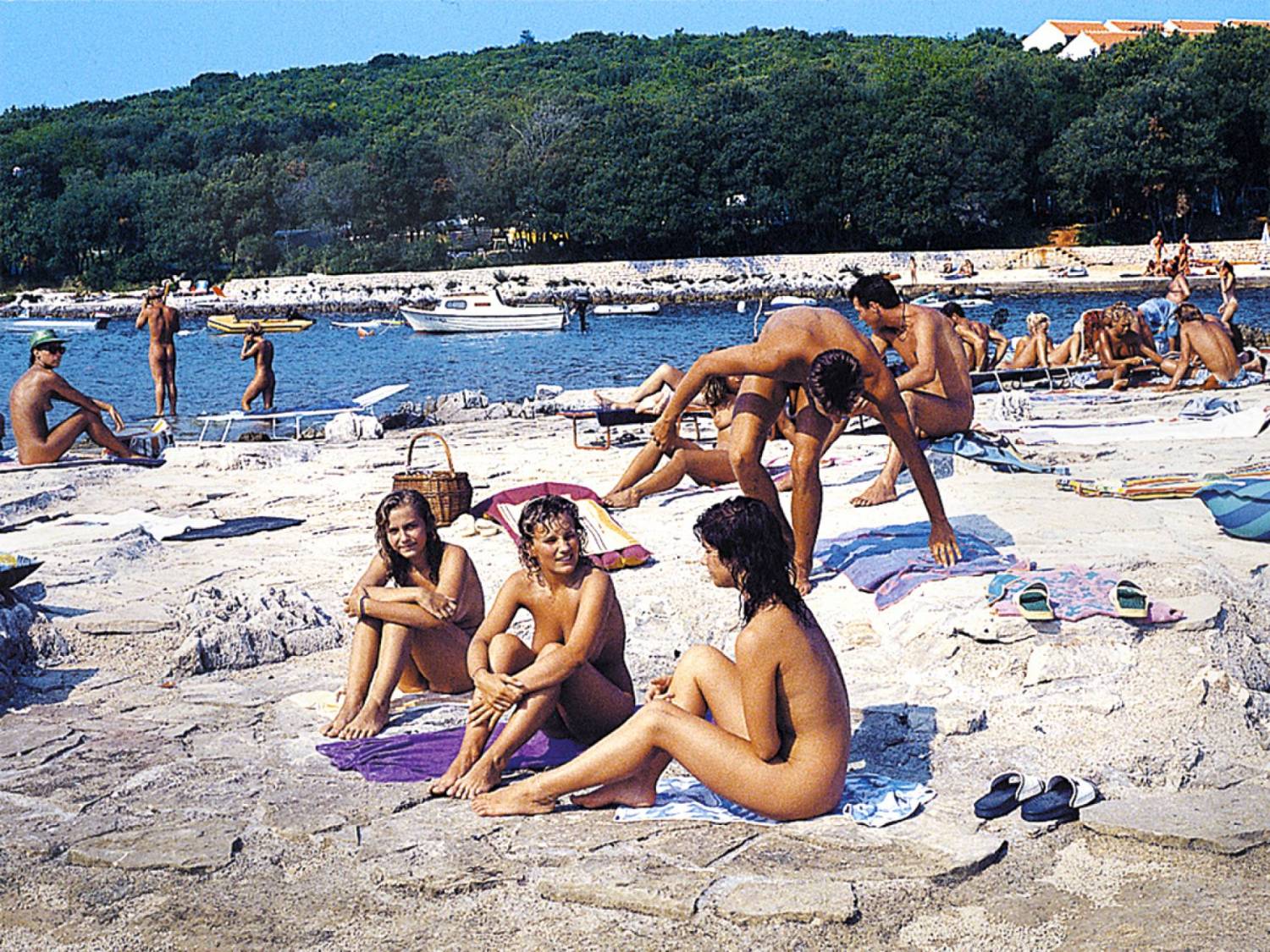 Парочки нудистов позируют на пляже фото