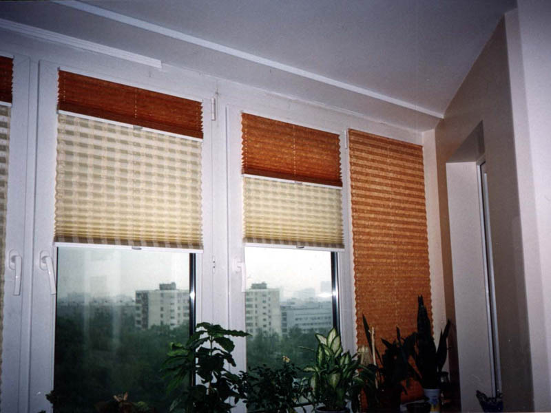Плиссированные шторы на балконе
