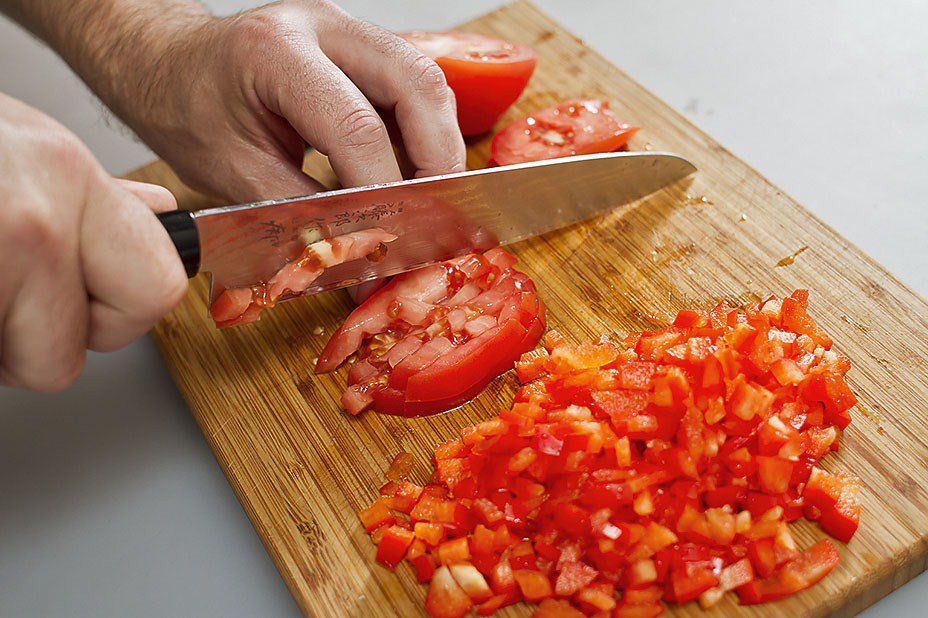нарезка томатов и перца