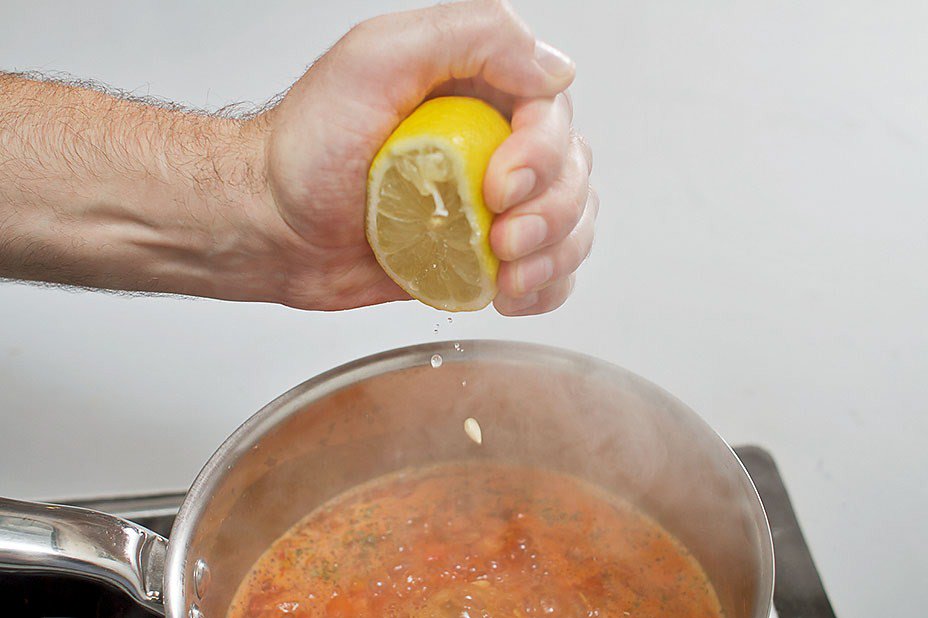 свежевыжатый лимонный сок добавляют в суп