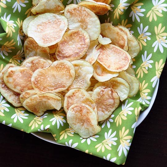 румяные чипсы из картошки