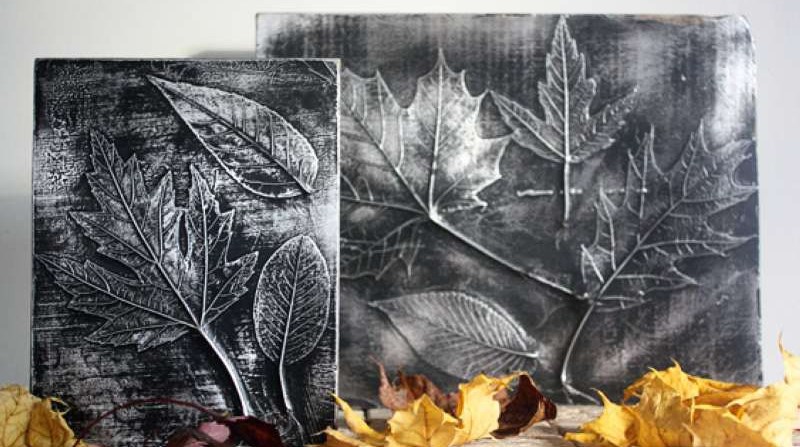 Чёрно-белая картина с отпечатками листьев