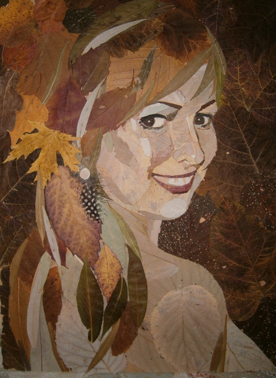 Женский портрет из осенних листьев