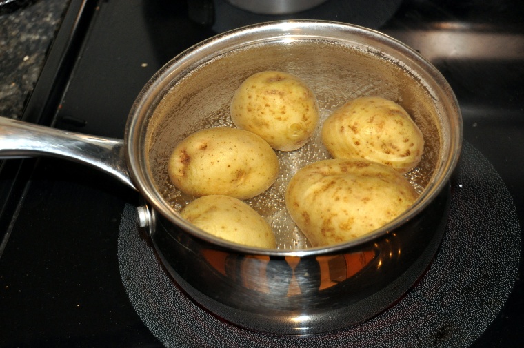 картофель варится в кастрюле