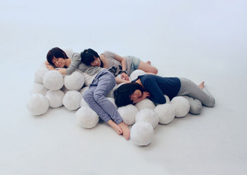 Удивительный диван из поролоновых шаров
