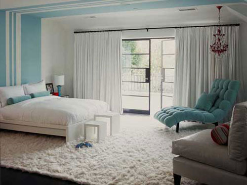 Дизайн интерьера спальни в бело-голубом