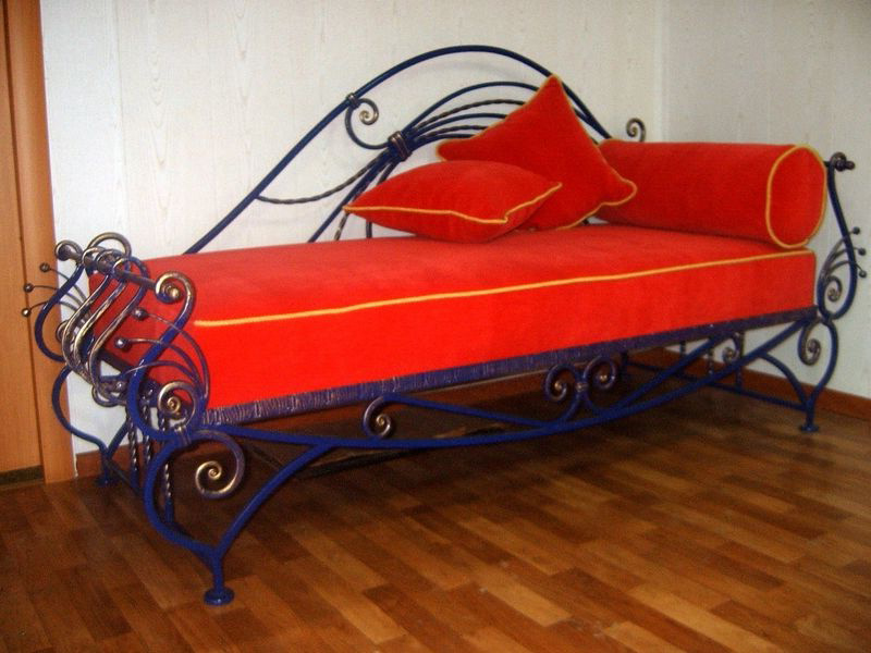 Необычная односпальная кованая кровать