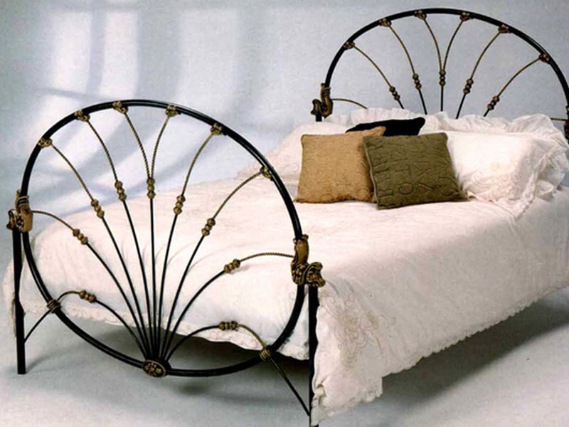 Двуспальная кровать с круглой кованой спинкой