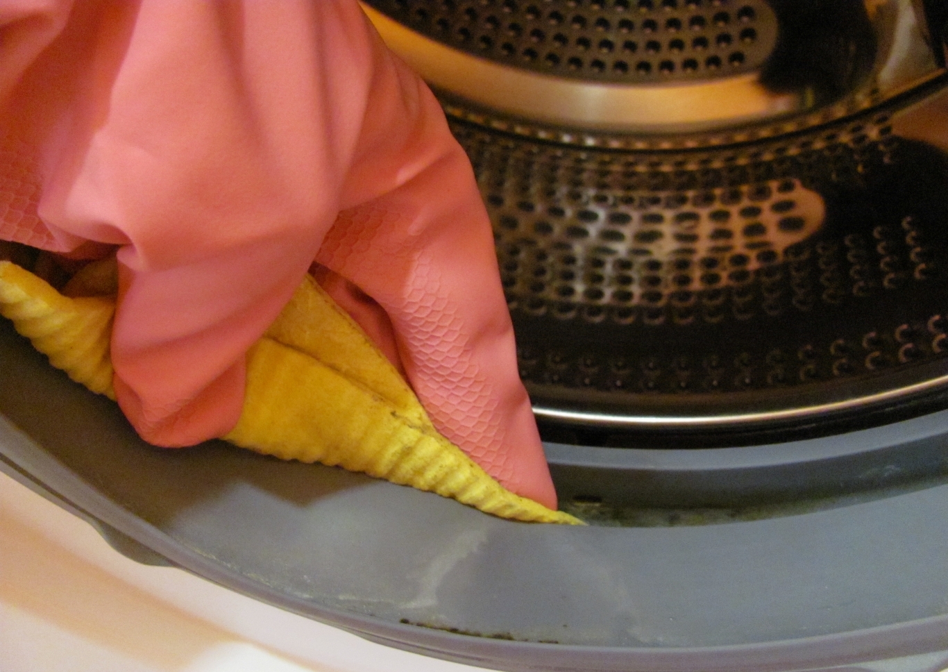 Чем отмыть плесень на резинке. Чистка стиральной машинки. Протирание резинки стиральной машины. Очиститель манжеты стиральной машины. Профессиональная чистка стиральной машины.