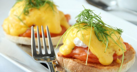 Яйцо бенедикт — французский завтрак с видом на Нью-Йорк