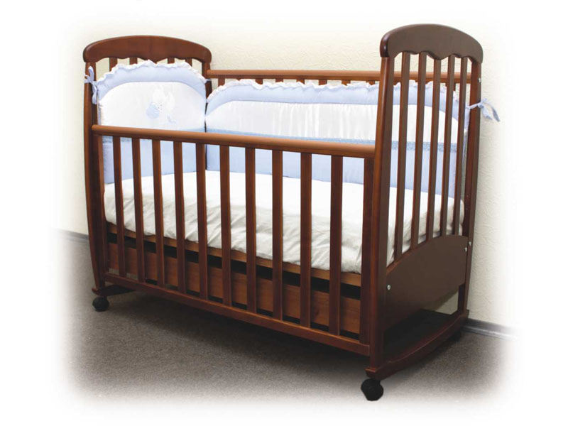 Деревянная кроватка для новорожденного