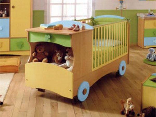 Детская кроватка-автобус