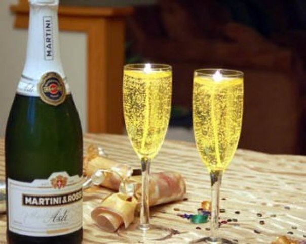 Гелевые свечи в бокалах для шампанского