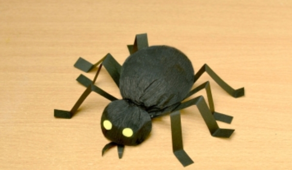 Мастер-класс по созданию паука из креповой бумаги на Хэллоуин. Шаг 9