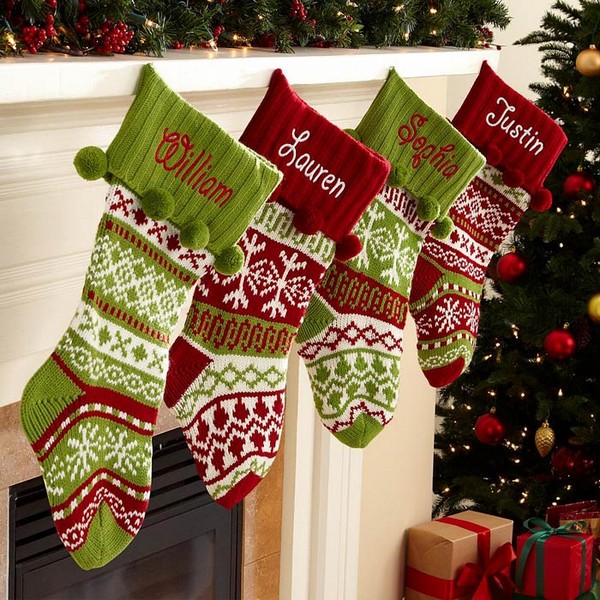 Рождественские носки на камине