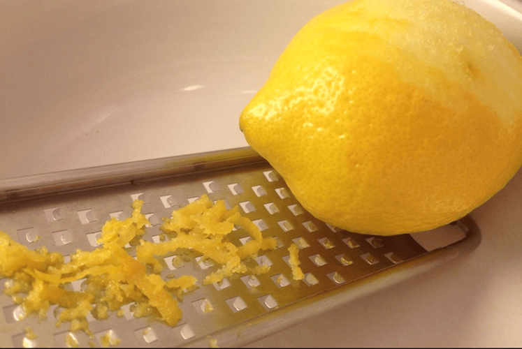 лимон с натёртой цедрой и тёрка