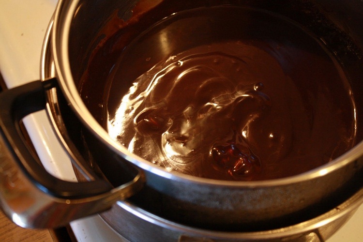 шоколадная глазурь в миске