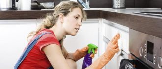 Женщина чистит кухню