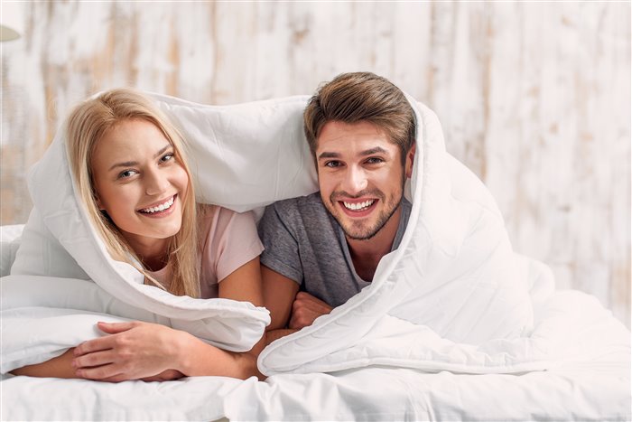 Девушка и парень под одеялом