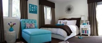 Интерьер спальни в коричневых тонах с мебелью бирюзового цвета