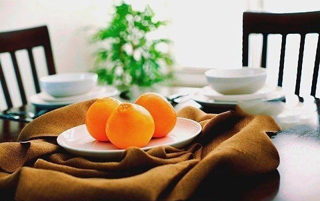Тарелка с апельсинами на столе