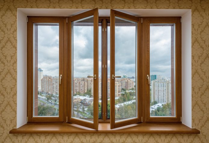 деревянное окно в квартире